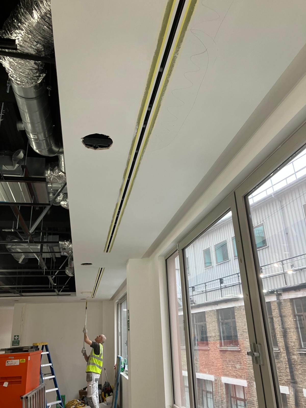 Perimeter ceiling margin with linear diffuser slot